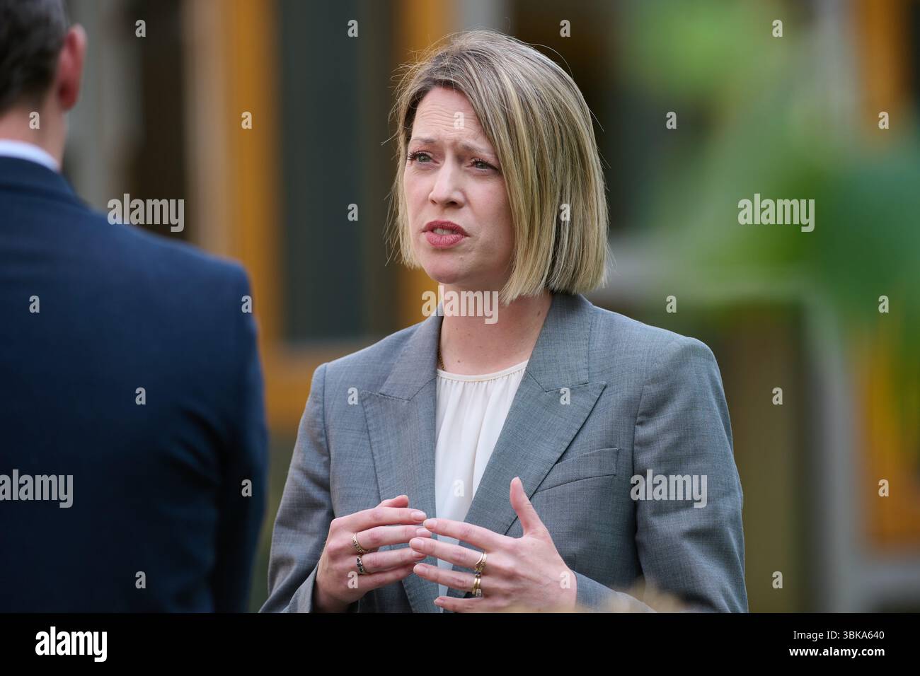 Édimbourg Écosse, Royaume-Uni 19 juin 2025. La secrétaire du Cabinet pour l'éducation et les compétences Jenny Gilruth MSP au Parlement écossais parle avec media.credit sst/Alamy live news Banque D'Images
