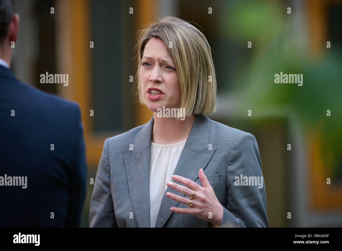 Édimbourg Écosse, Royaume-Uni 19 juin 2025. La secrétaire du Cabinet pour l'éducation et les compétences Jenny Gilruth MSP au Parlement écossais parle avec media.credit sst/Alamy live news Banque D'Images