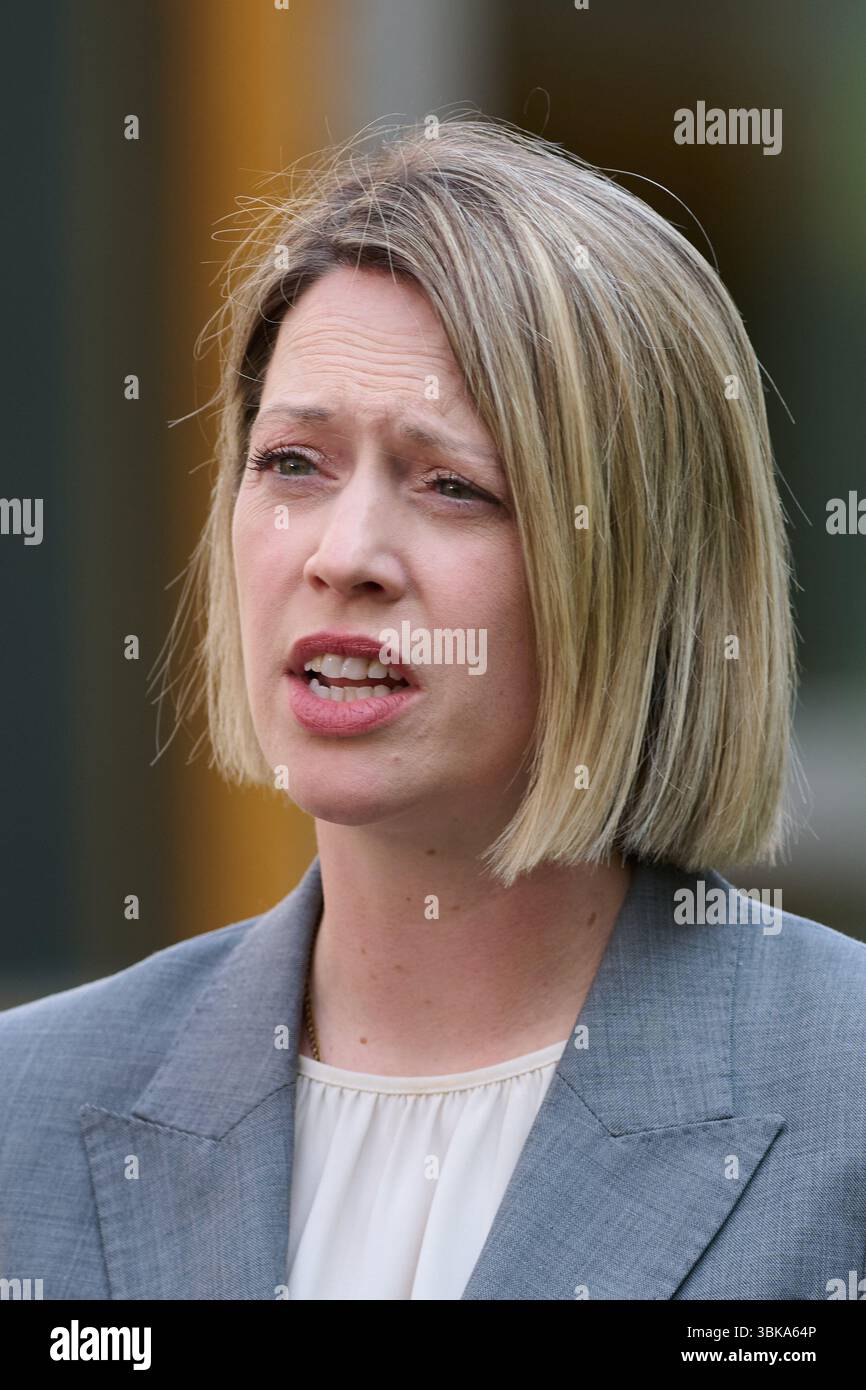 Édimbourg Écosse, Royaume-Uni 19 juin 2025. La secrétaire du Cabinet pour l'éducation et les compétences Jenny Gilruth MSP au Parlement écossais parle avec media.credit sst/Alamy live news Banque D'Images