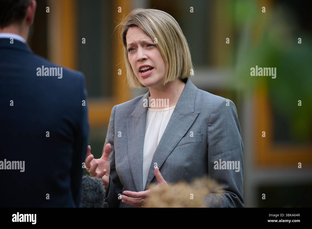 Édimbourg Écosse, Royaume-Uni 19 juin 2025. La secrétaire du Cabinet pour l'éducation et les compétences Jenny Gilruth MSP au Parlement écossais parle avec media.credit sst/Alamy live news Banque D'Images