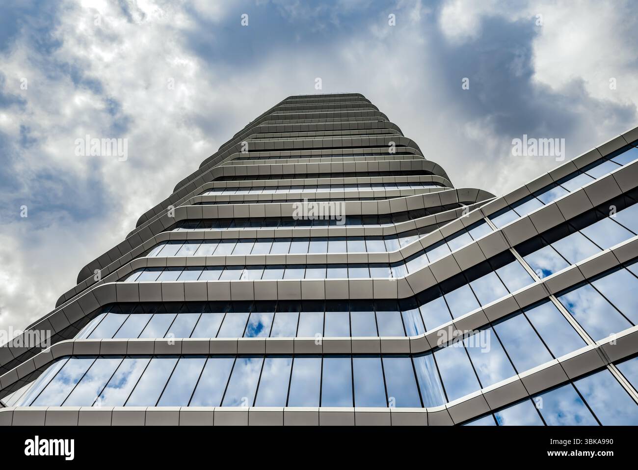 Grand angle de bâtiment tourné avec le ciel bleu Banque D'Images