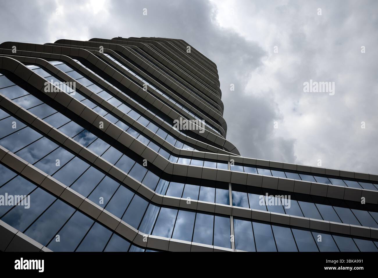 Grand angle de bâtiment tourné avec le ciel bleu Banque D'Images