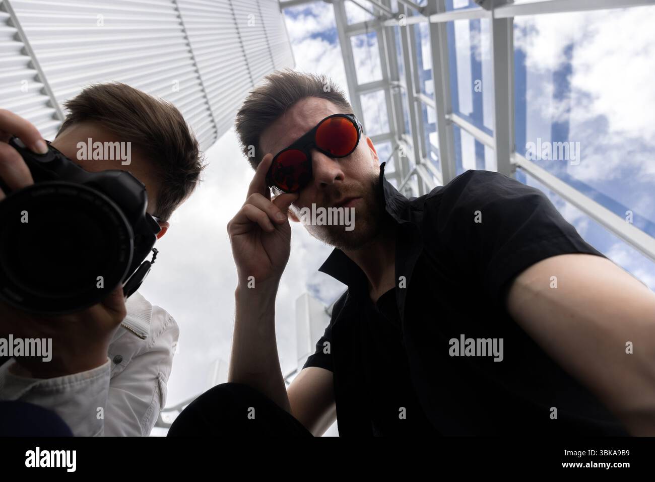 Deux photographes prenant des photos en milieu urbain ont pris des photos à faible angle Banque D'Images