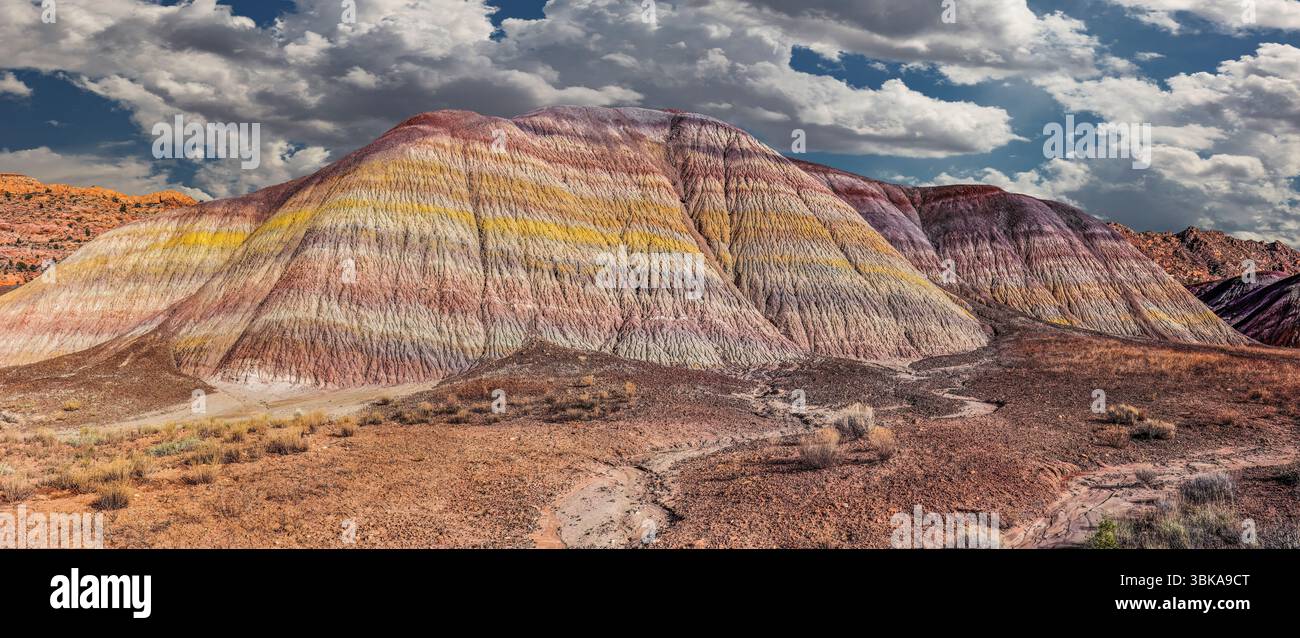 Topographie badlands formé par la Formation de Chinle triasique, anciennes rivières et lacs avec des compositions différentes représentées sous le nom de rainbow-comme ribbon Banque D'Images