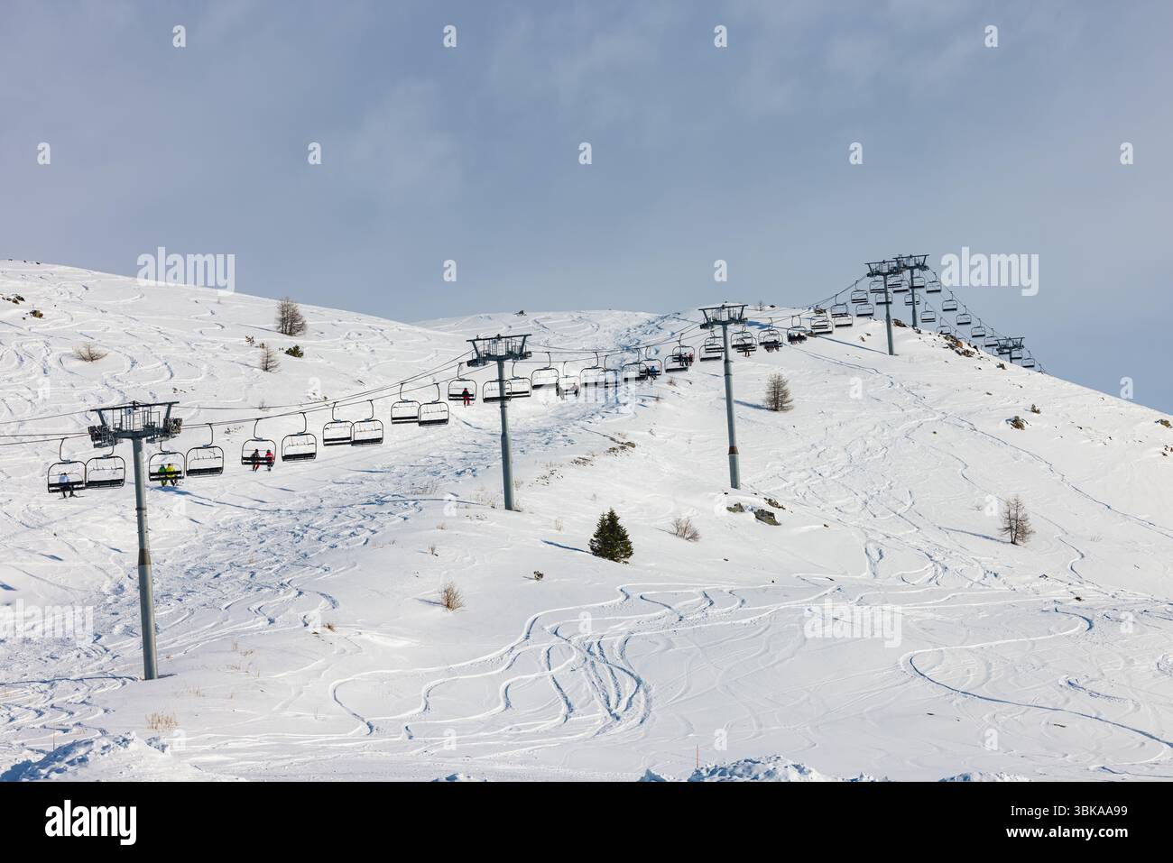 Station de ski avec remontée mécanique sur une pente enneigée en gros plan Banque D'Images