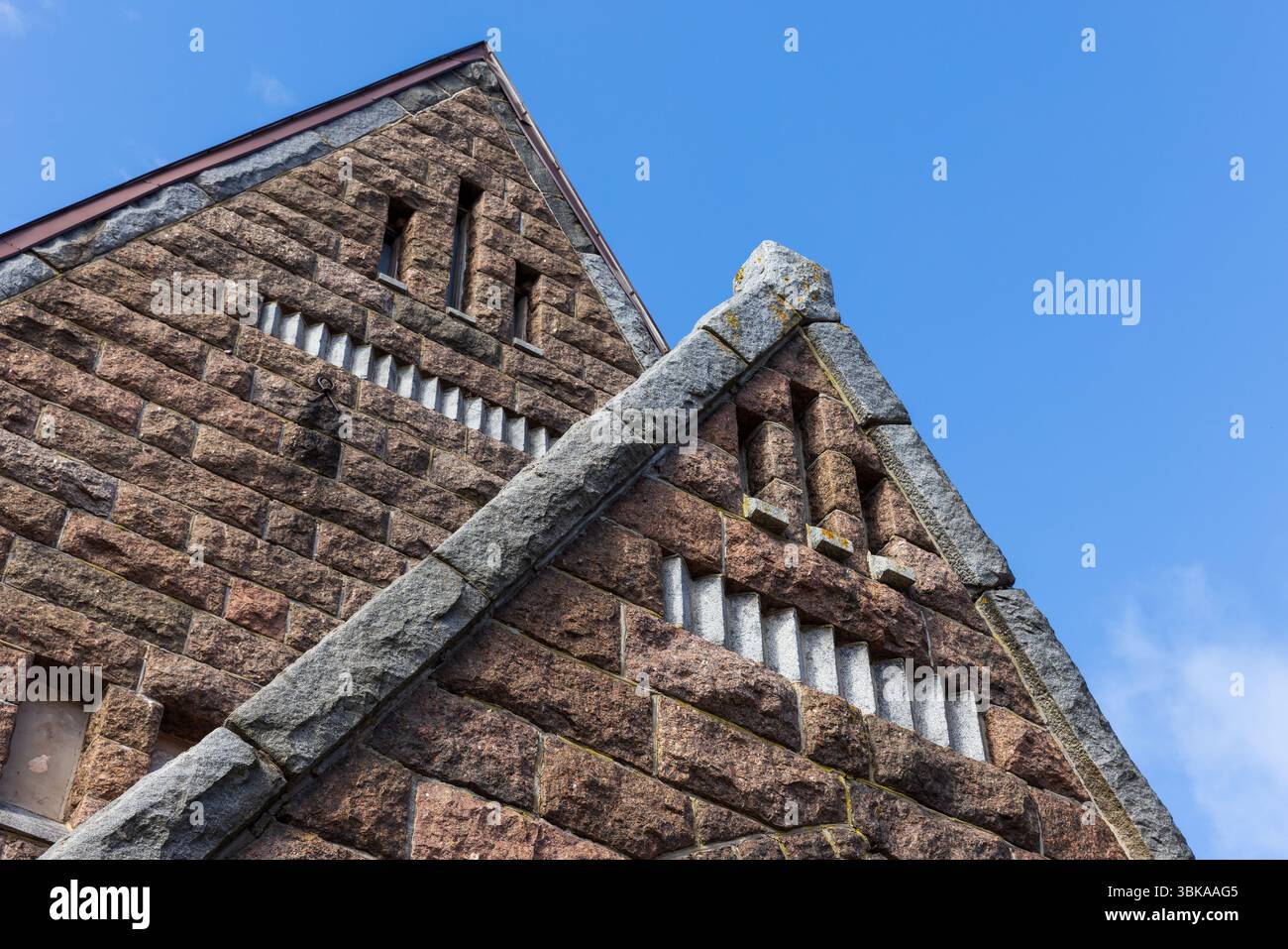 Église de Primorsk , à l'origine une église luthérienne finlandaise conçue par Josef Stenback, 1902-1904. Gros plan d'une façade historique en brique et pierre Banque D'Images