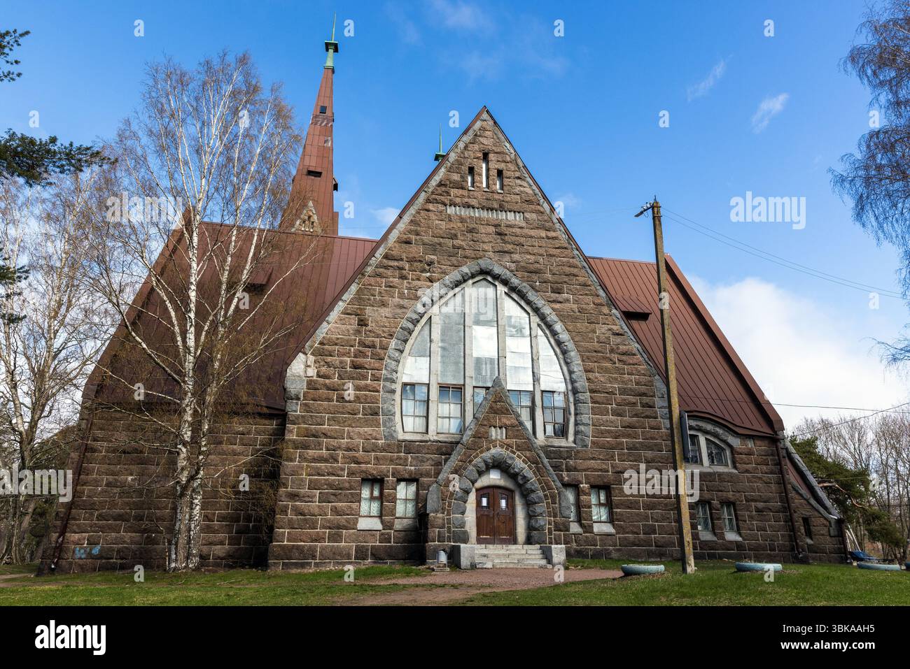 Extérieur d'une église de Primorsk, à l'origine une église luthérienne finlandaise conçue par Josef Stenback, 1902-1904. L'architecture met en valeur le d historique Banque D'Images