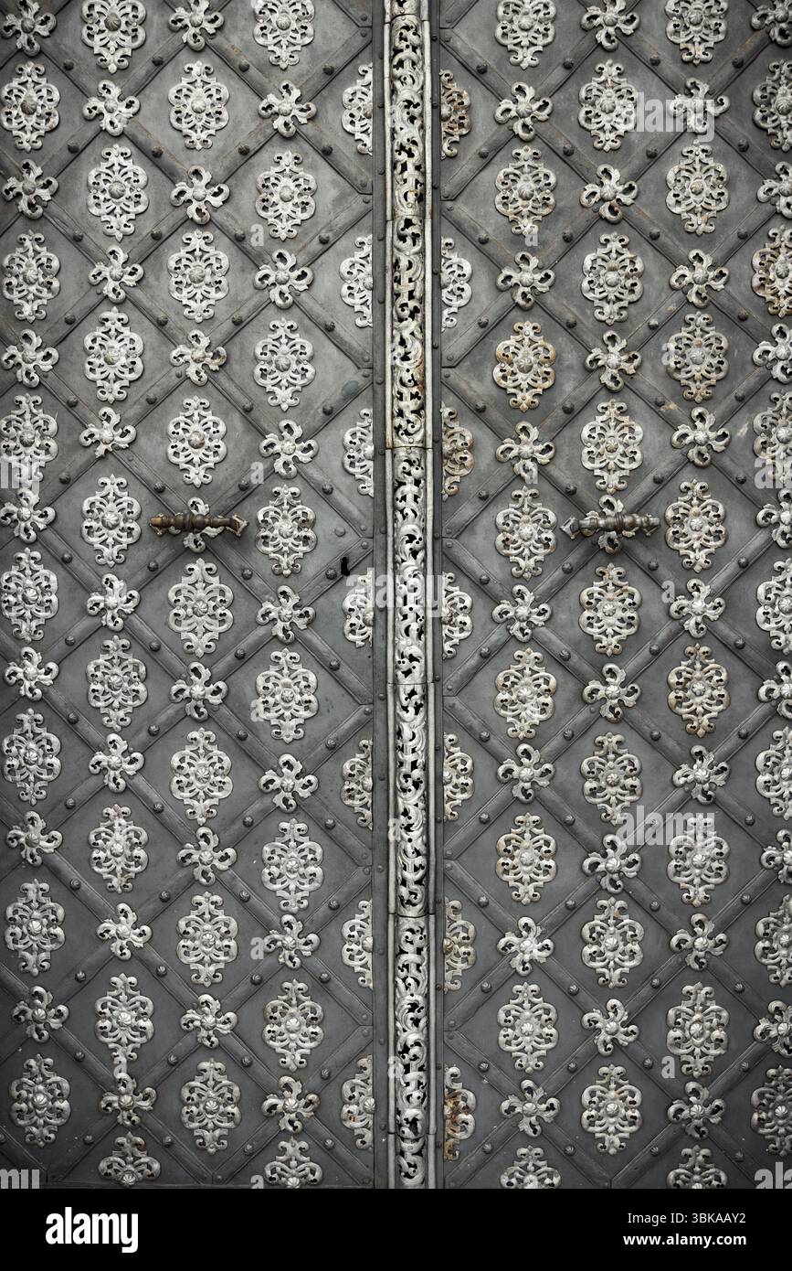 Porte en acier ornée avec des dessins en métal complexes en gros plan Banque D'Images