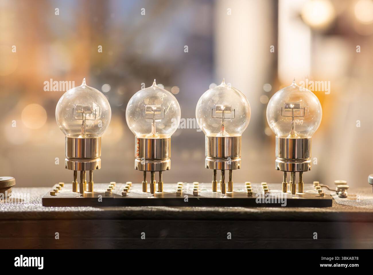 Rangée de tubes à vide vintage incandescents en gros plan Banque D'Images