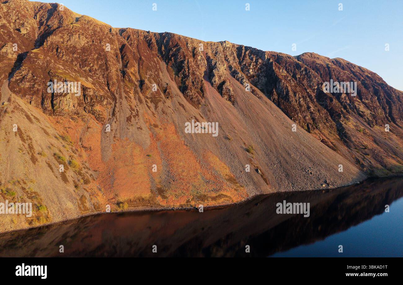 De l'autre côté du lac Wastwater. Criques de roche lâches étendues criques de talus dépôts de cônes d'altération. Parc national de Lake District, Cumbria. Lumière du soleil couchant du printemps Banque D'Images