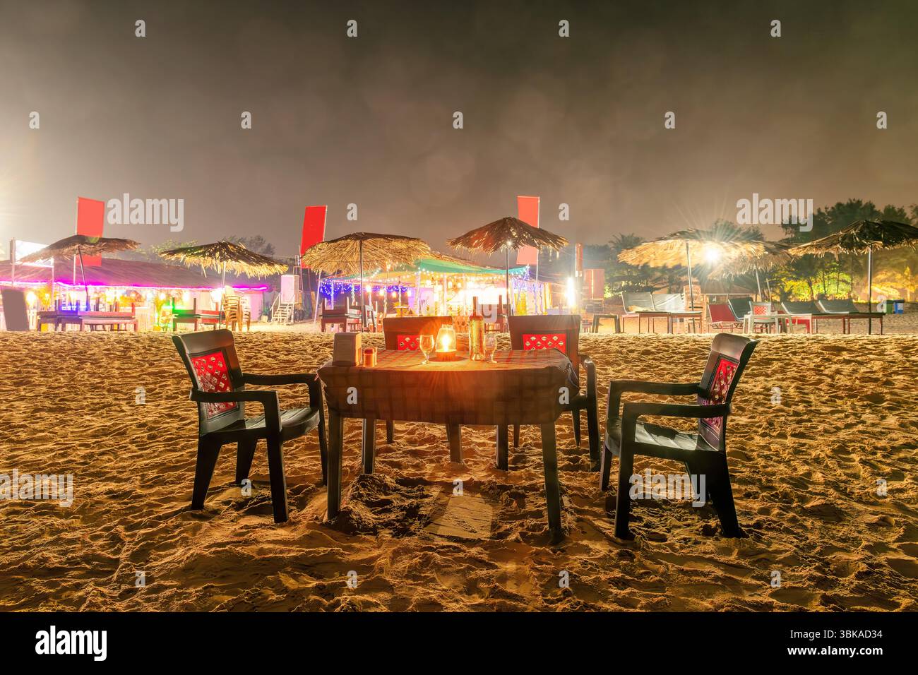 Fête de plage la nuit dans un café de plage sur la plage de sable, Goa, Inde. Banque D'Images