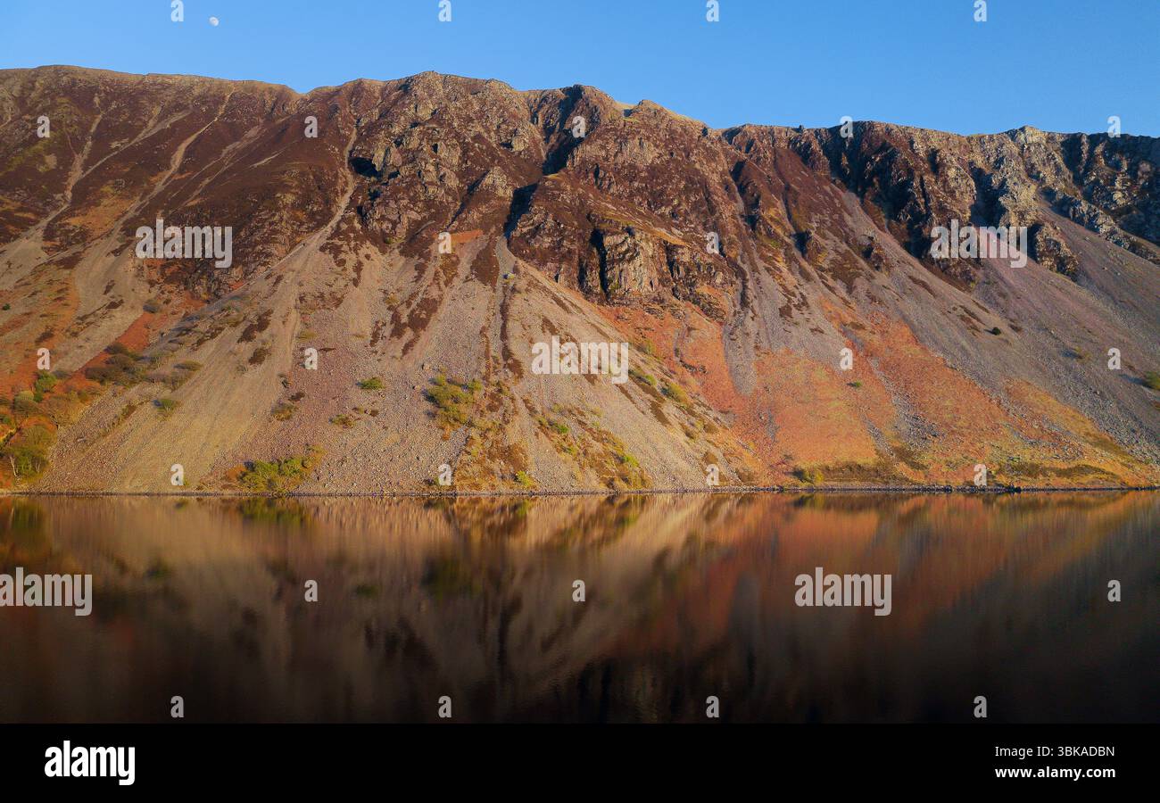 De l'autre côté du lac Wastwater. Criques de roche lâches étendues criques de talus dépôts de cônes d'altération. Parc national de Lake District, Cumbria. Lumière du soleil couchant du printemps Banque D'Images