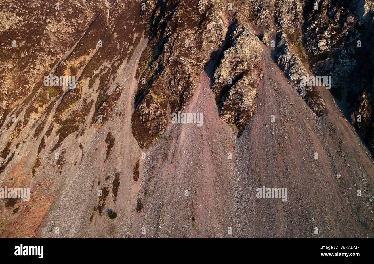 De l'autre côté du lac Wastwater. Criques de roche lâches étendues criques de talus dépôts de cônes d'altération. Parc national de Lake District, Cumbria. Lumière du soleil couchant du printemps Banque D'Images