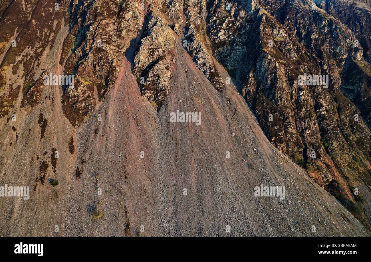 De l'autre côté du lac Wastwater. Criques de roche lâches étendues criques de talus dépôts de cônes d'altération. Parc national de Lake District, Cumbria. Lumière du soleil couchant du printemps Banque D'Images