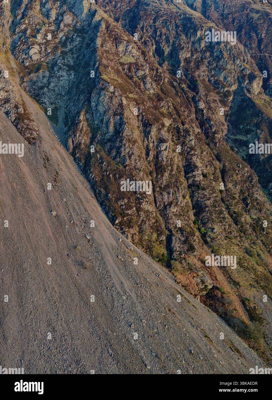 De l'autre côté du lac Wastwater. Criques de roche lâches étendues criques de talus dépôts de cônes d'altération. Parc national de Lake District, Cumbria. Lumière du soleil couchant du printemps Banque D'Images