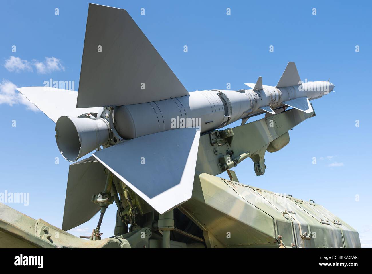 Un S-75 Dvina, un système de défense aérienne à haute altitude conçu par les Soviétiques (missile sol-air). Il est construit autour d'un missile sol-air avec GUID de commandement Banque D'Images