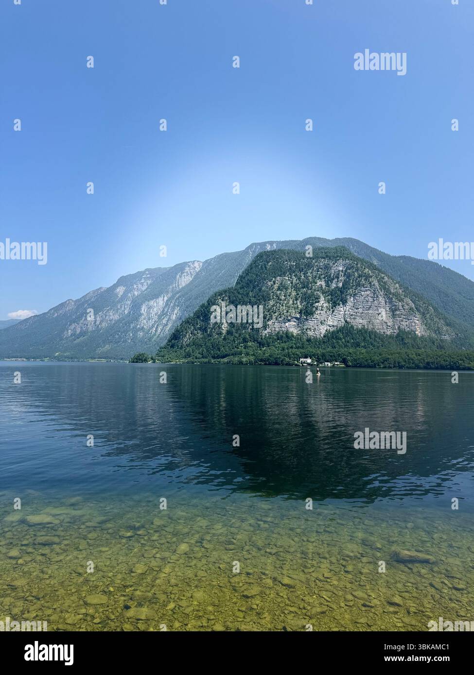 Nature alpine, montagnes et eau contre le ciel Banque D'Images