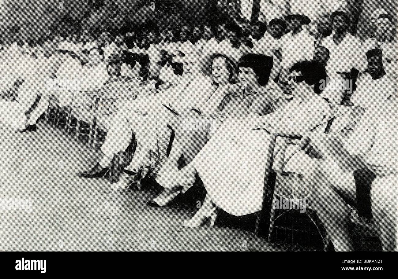 Photographie montrant une section de l'immense foule qui a regardé les sports annuels qui ont eu lieu le 25 mars 1950. D'après un exemple imprimé publié au siège de la police nigériane à Lagos, dans le Nigeria police Magazine, décembre 1948-1950. Banque D'Images
