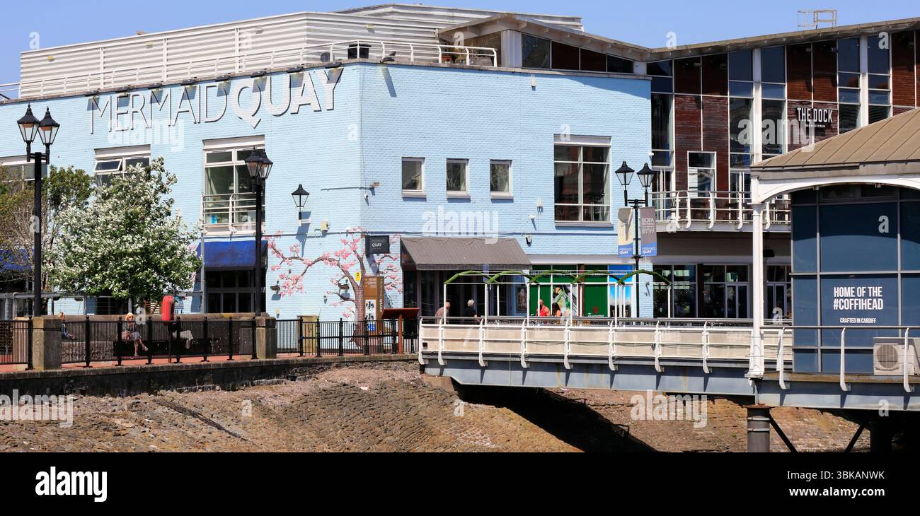 Vue vers Mermaid Quay, Cardiff Bay. Prise mai 2025 au printemps Banque D'Images