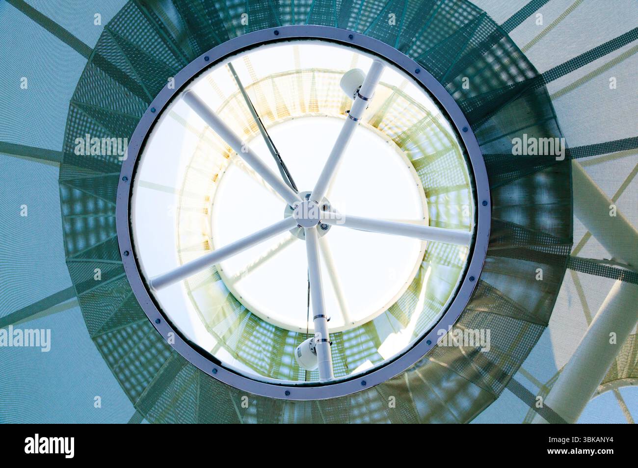 Toit en maille futuriste de tvan, avec un cadre en acier, vu de dessous. Banque D'Images