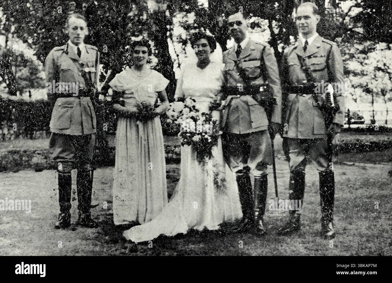 Mariage colonial : groupe de mariage de J.D. Harman et Miss B. Farmer, y compris une demoiselle d'honneur et meilleur homme. D'après un exemple imprimé publié au siège de la police nigériane à Lagos, dans le Nigeria police Magazine, décembre 1948-1950. Banque D'Images