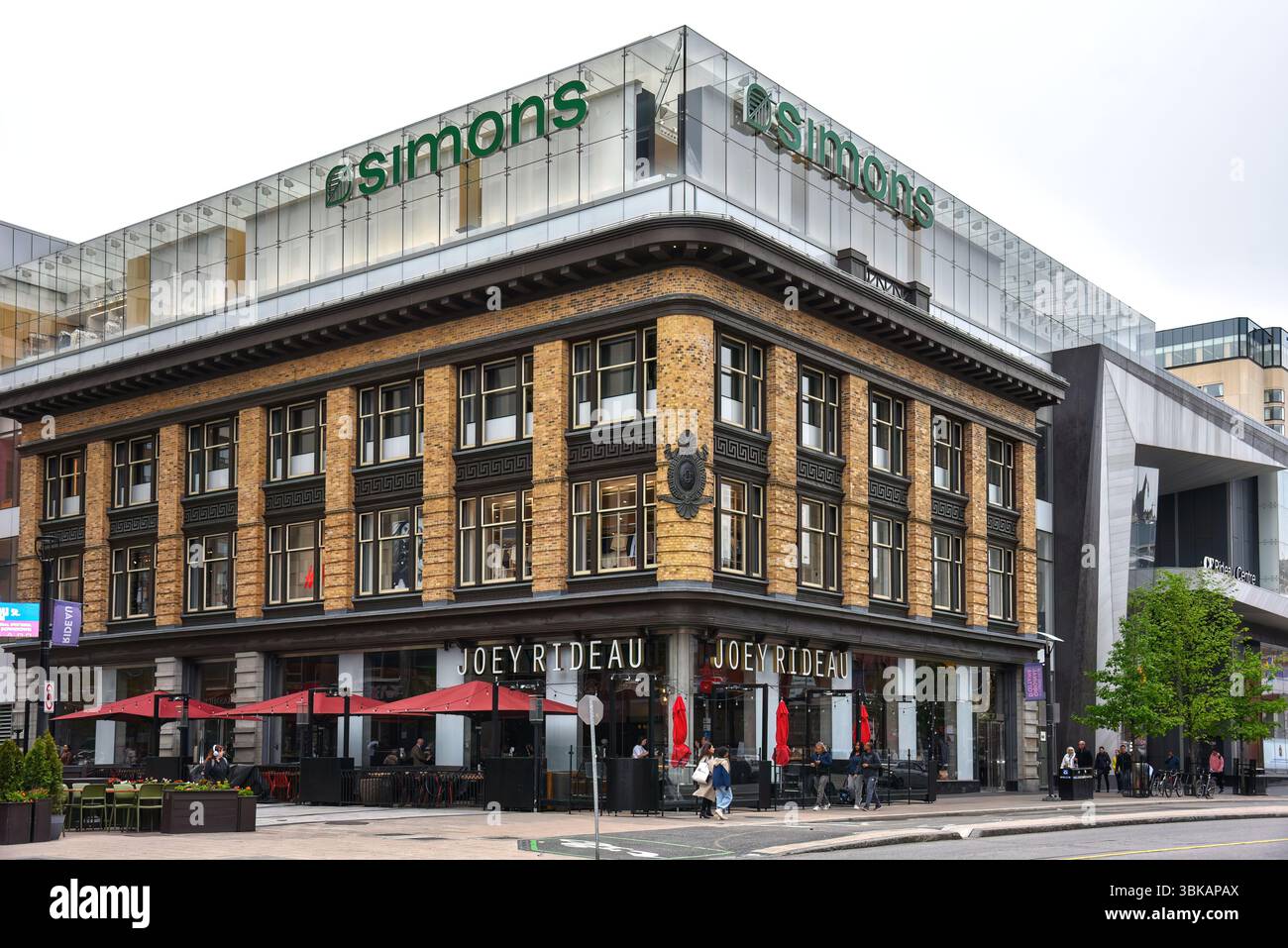 Ottawa, Canada - 31 mai 2025 : Joey Restaurant Group situé sur la rue Rideau, avec un grand magasin Simons ci-dessus. Banque D'Images