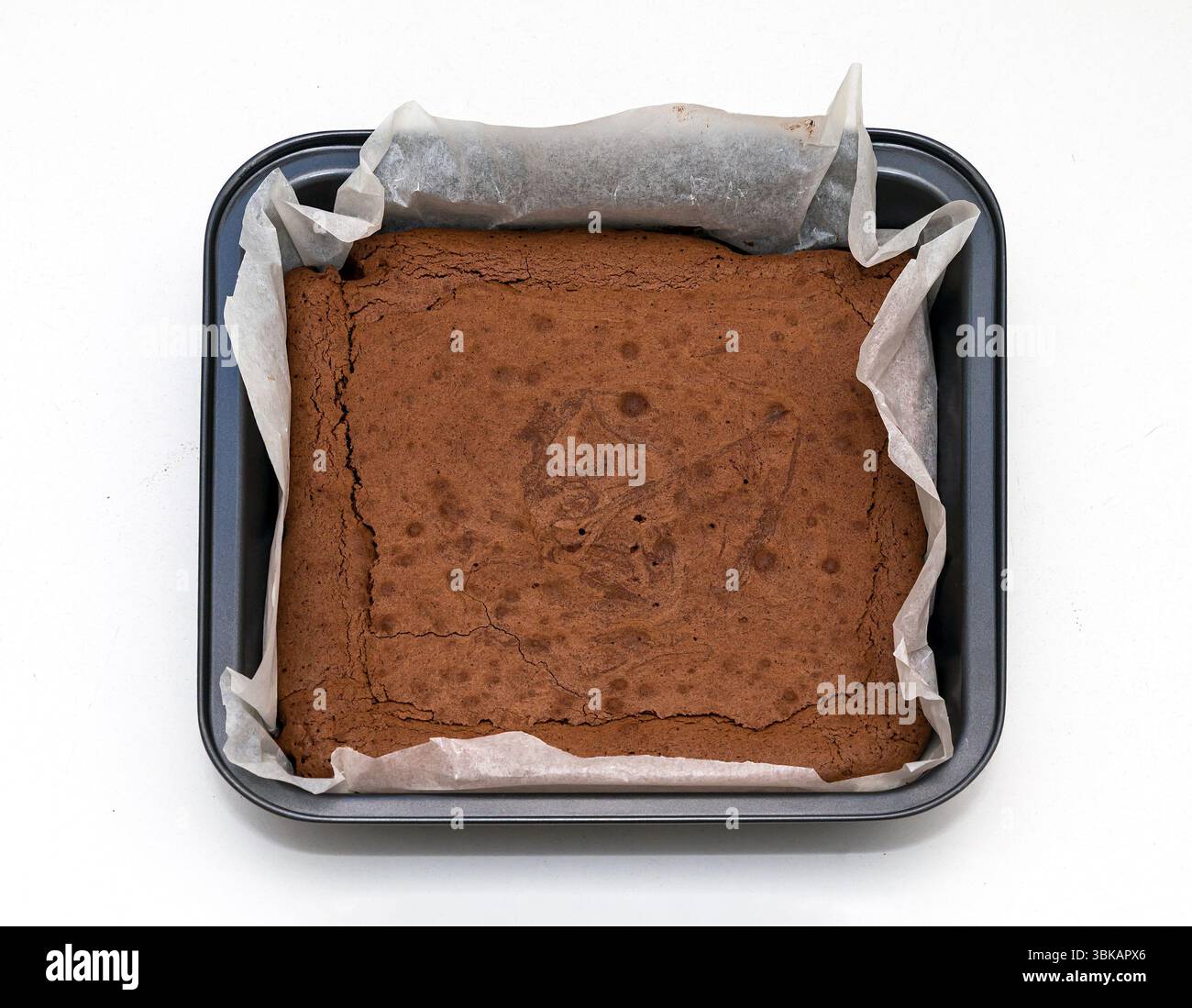 Dessert brownie au chocolat cuit maison à l'intérieur d'un plateau en métal isolé Banque D'Images