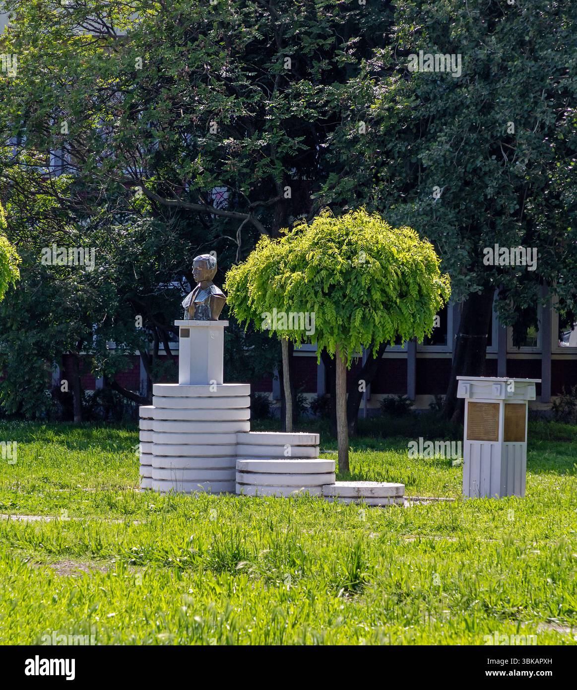 Novi Sad, Serbie - 19 mai 2025 : Statue commémorative de Momcilo Tapavica, architecte, athlète et médaillé de bronze en tennis aux premiers jeux olympiques modernes Banque D'Images
