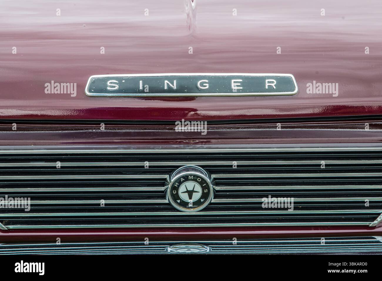 Gros plan sur la calandre du radiateur et les badges d'un Singer Chamois des années 1960 Banque D'Images