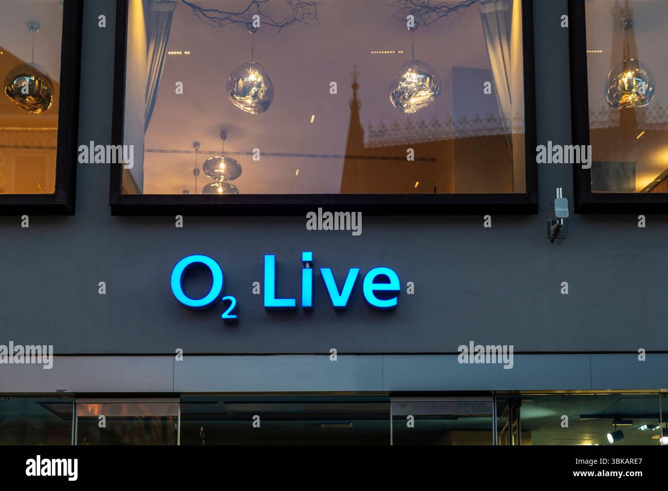 Munich, Allemagne - 3 avril 2025 : enseigne de la boutique O2 Live, filiale Telefonica, à Kaufingerstraße, rue commerçante de Munich, Bavière, Allemagne Banque D'Images