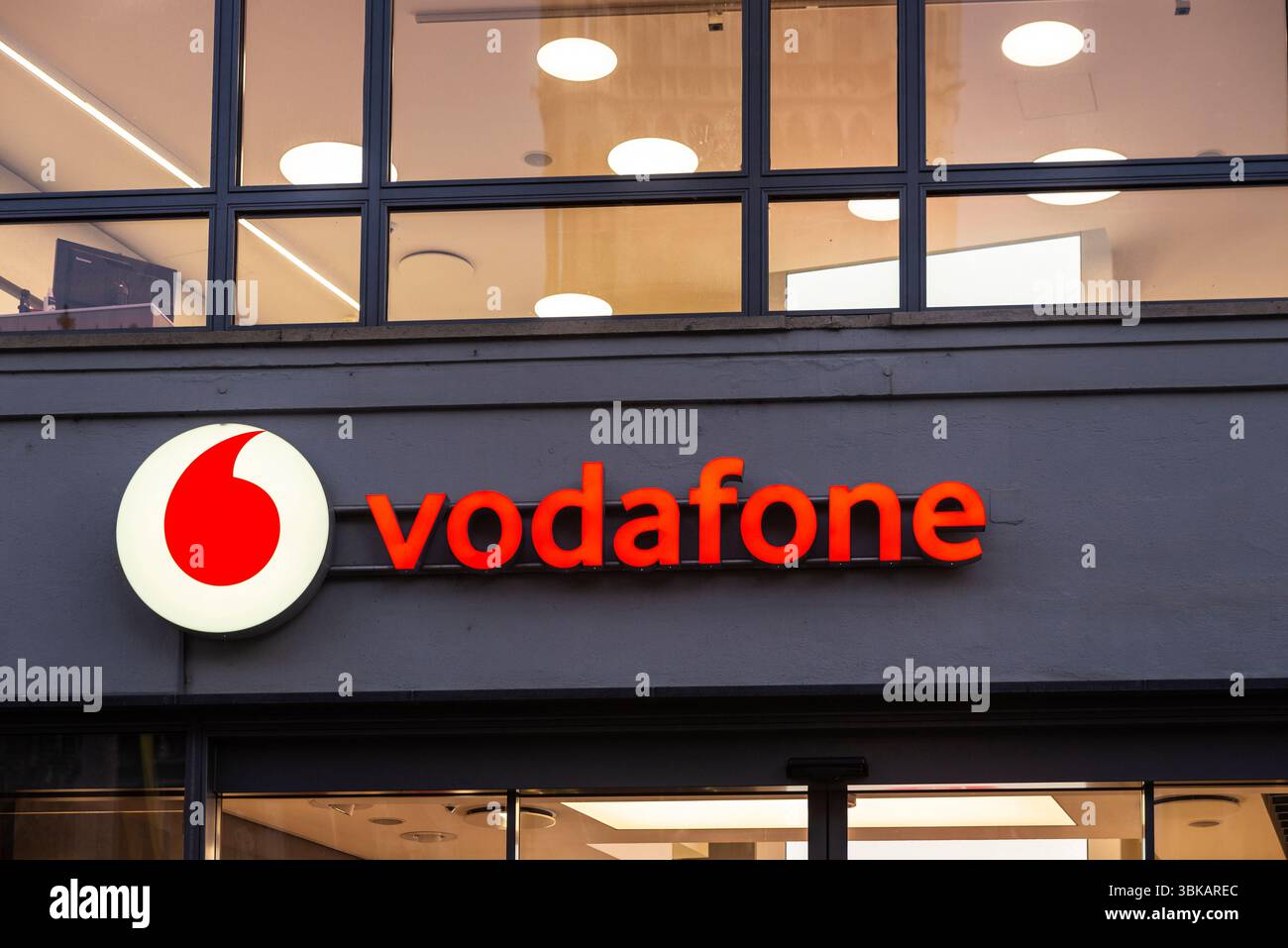 Munich, Allemagne - 3 avril 2025 : enseigne de la boutique Vodafone à Kaufingerstraße, rue commerçante à Munich, Bavière, Allemagne Banque D'Images