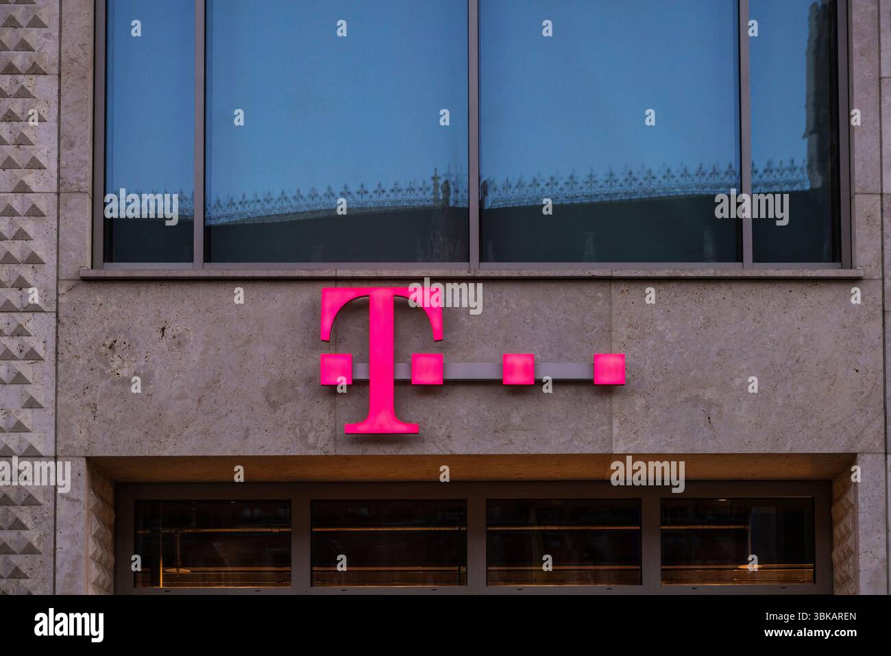 Munich, Allemagne - 3 avril 2025 : enseigne de la boutique Telekom à Kaufingerstraße, rue commerçante à Munich, Bavière, Allemagne Banque D'Images