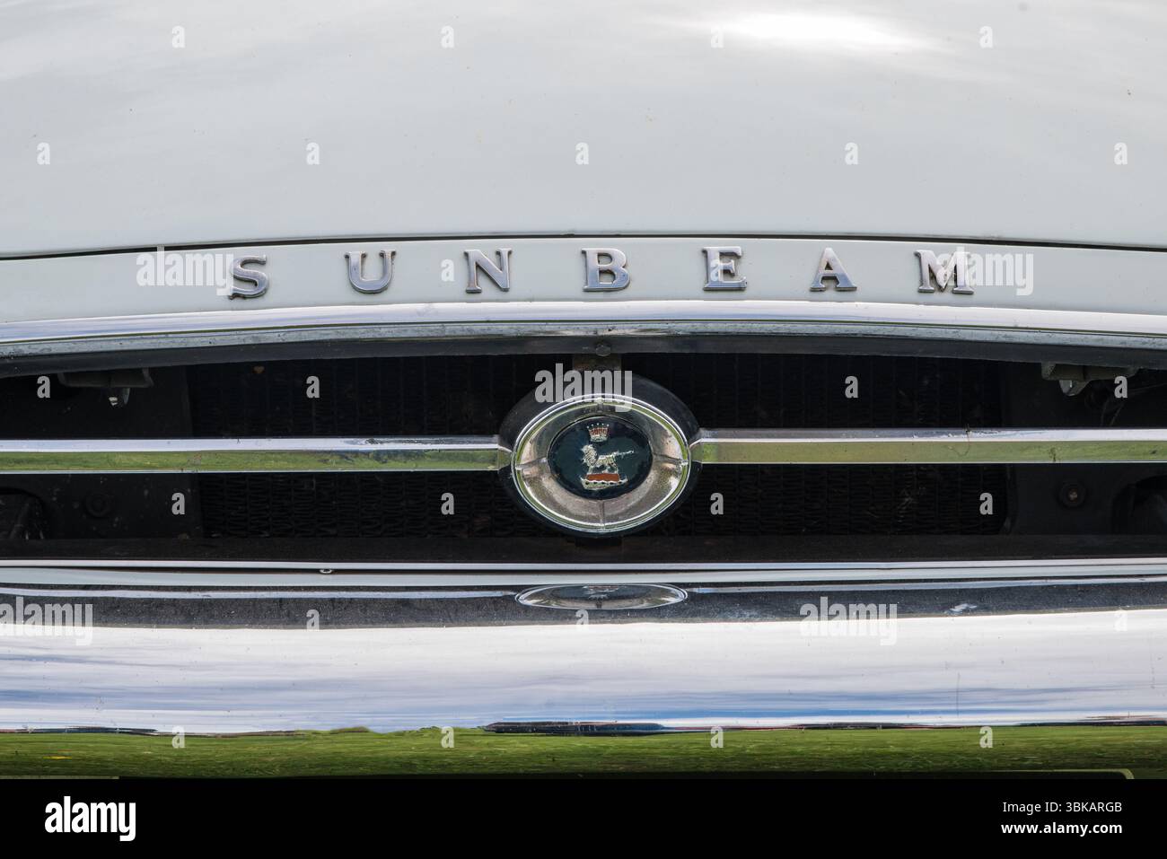 Gros plan de la calandre et des emblèmes d'une Sunbeam Alpine 1965 Banque D'Images