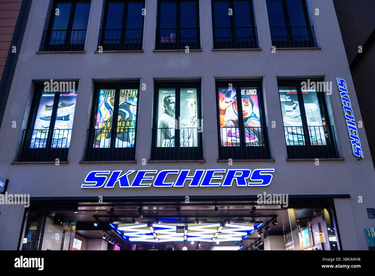 Munich, Allemagne - 3 avril 2025 : exposition d'un magasin de sport Skechers à Kaufingerstraße, une rue commerçante de Munich, Allemagne Banque D'Images