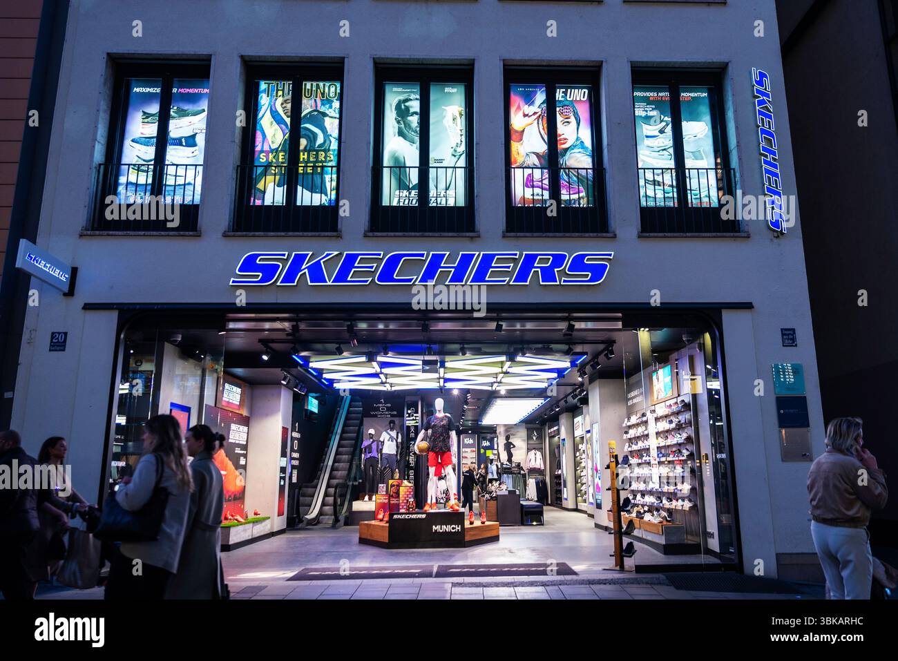 Munich, Allemagne - 3 avril 2025 : exposition d'un magasin de sport Skechers avec des gens autour de Kaufingerstraße, une rue commerçante de Munich, en Allemagne Banque D'Images