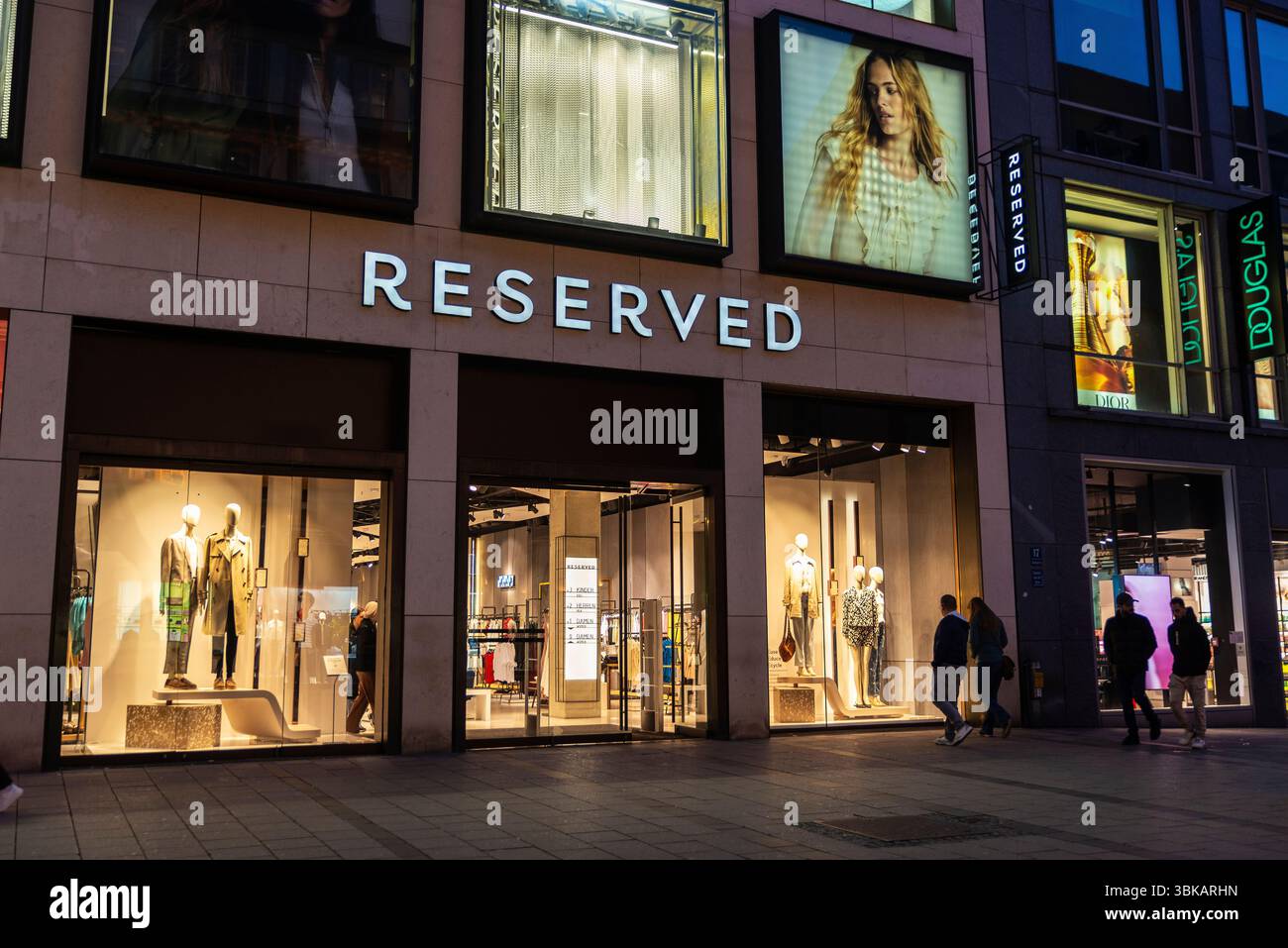 Munich, Allemagne - 3 avril 2025 : enseigne d'un magasin de vêtements réservés à Kaufingerstraße, une rue commerçante de Munich, Allemagne Banque D'Images