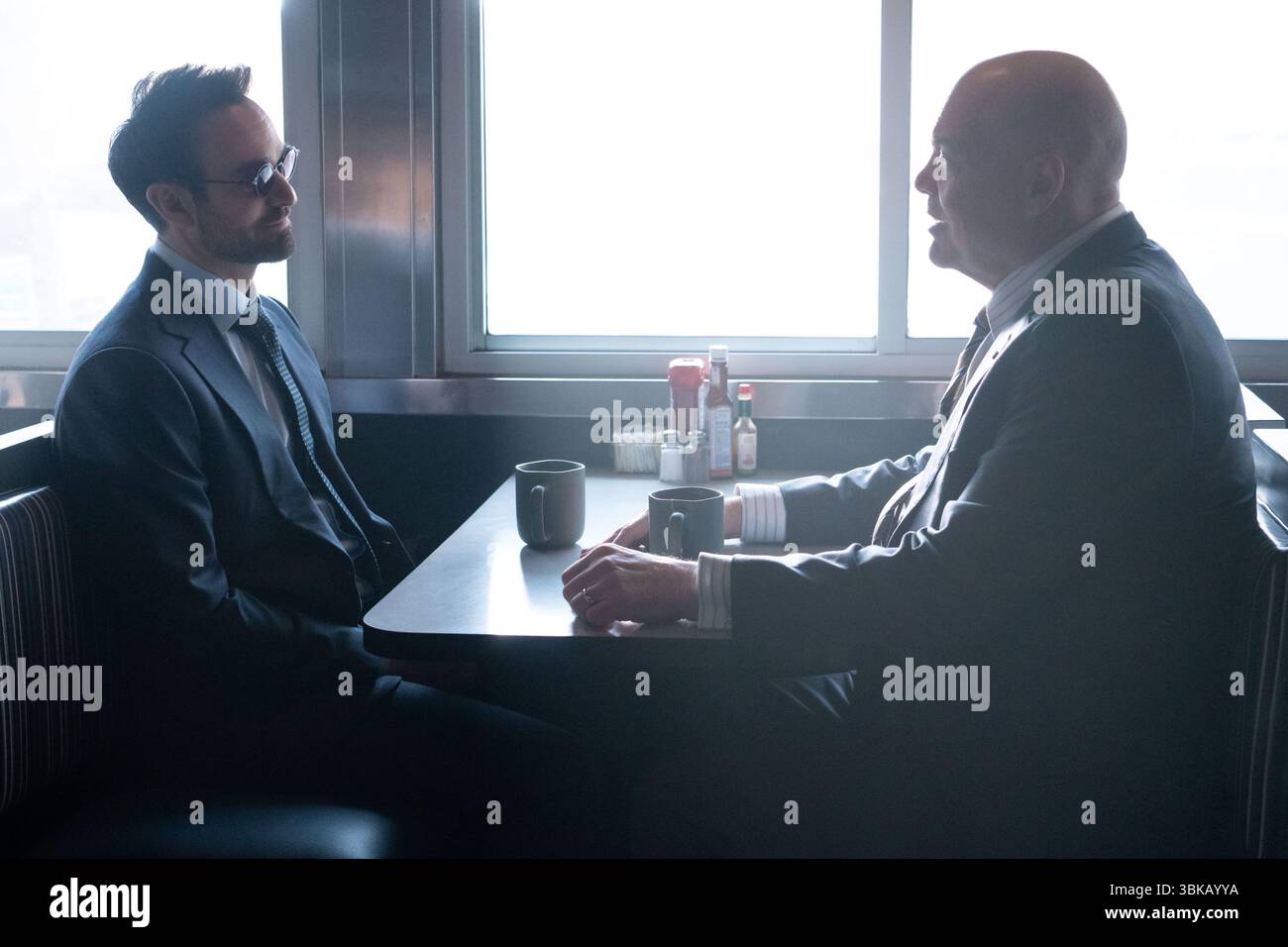 Daredevil : Born Again (2025-) Daredevil/Matt Murdock (Charlie Cox) Kingpin/Wilson Fisk (Vincent D'Onofrio) *Filmstill - usage éditorial seulement* Voir SP Banque D'Images