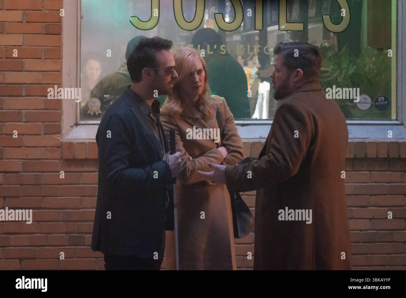 Daredevil : Born Again (2025-) Daredevil/Matt Murdock (Charlie Cox) Karen page (Deborah Ann Woll) Foggy Nelson (Elden Henson) *Filmstill - Editorial Banque D'Images