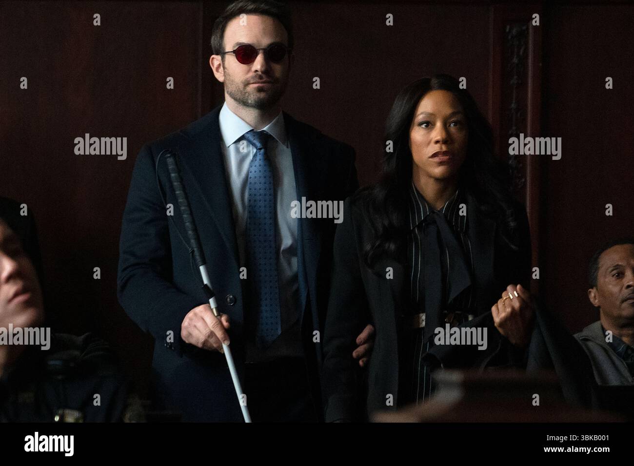 Daredevil : Born Again (2025-) Daredevil/Matt Murdock (Charlie Cox) Kirsten McDuffie, ADA (Nikki M. James) *Filmstill - usage éditorial seulement* Voir Spec Banque D'Images