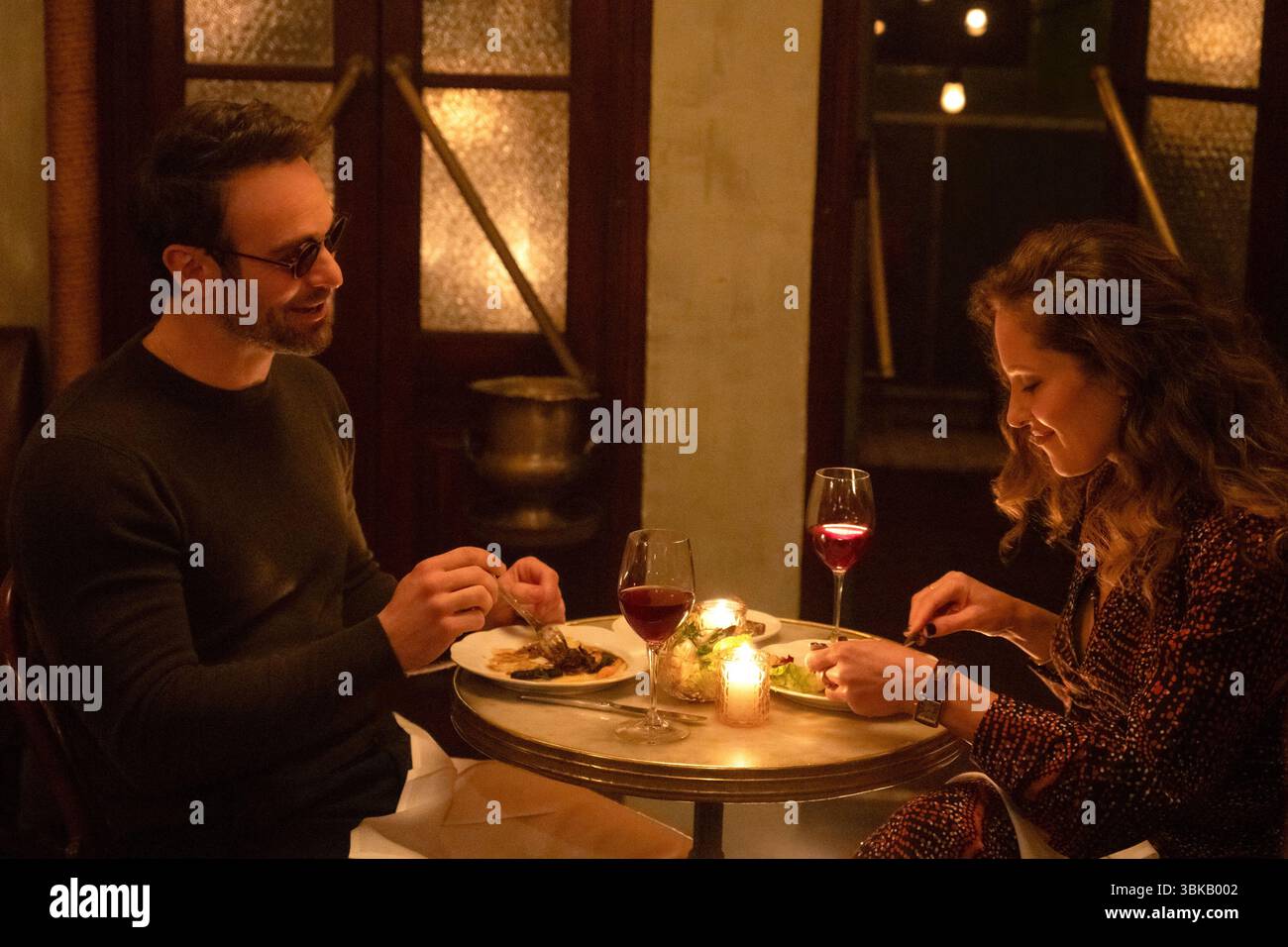 Daredevil : Born Again (2025-) Matt Murdock/Daredevil (Charlie Cox) Heather Glenn (Margarita Levieva) *Filmstill - usage éditorial seulement* Voir spécial Banque D'Images