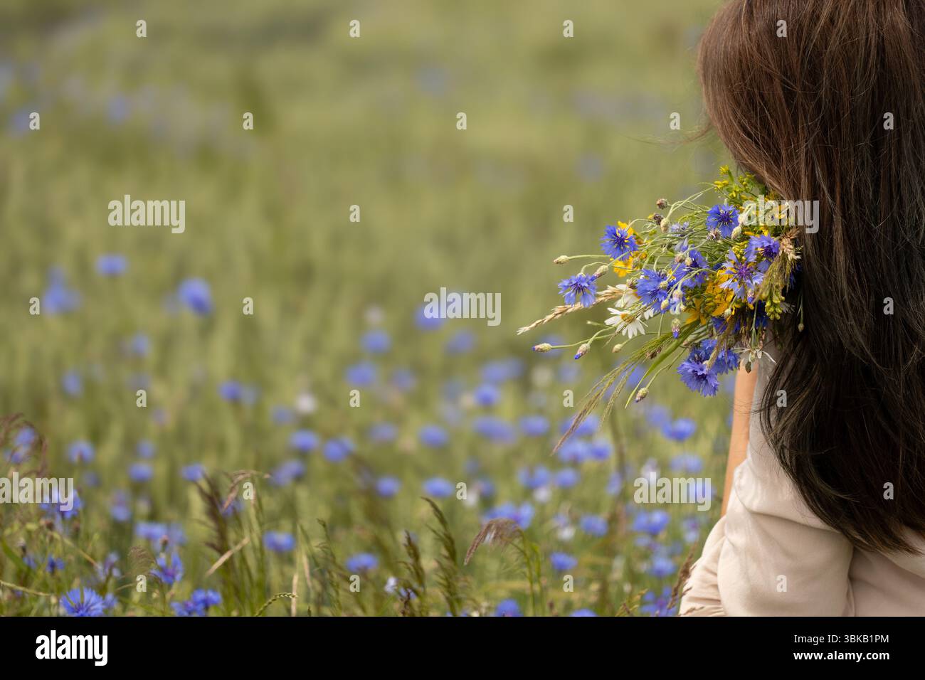 Femme avec des fleurs sauvages et Copier l'espace dans Meadow Banque D'Images
