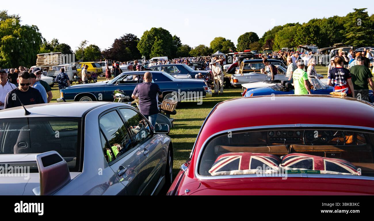 Un salon de voitures classiques animé avec de nombreux véhicules anciens et une foule nombreuse par une journée ensoleillée dans un parc pittoresque. Poulshot Devizes Wiltshire. Banque D'Images