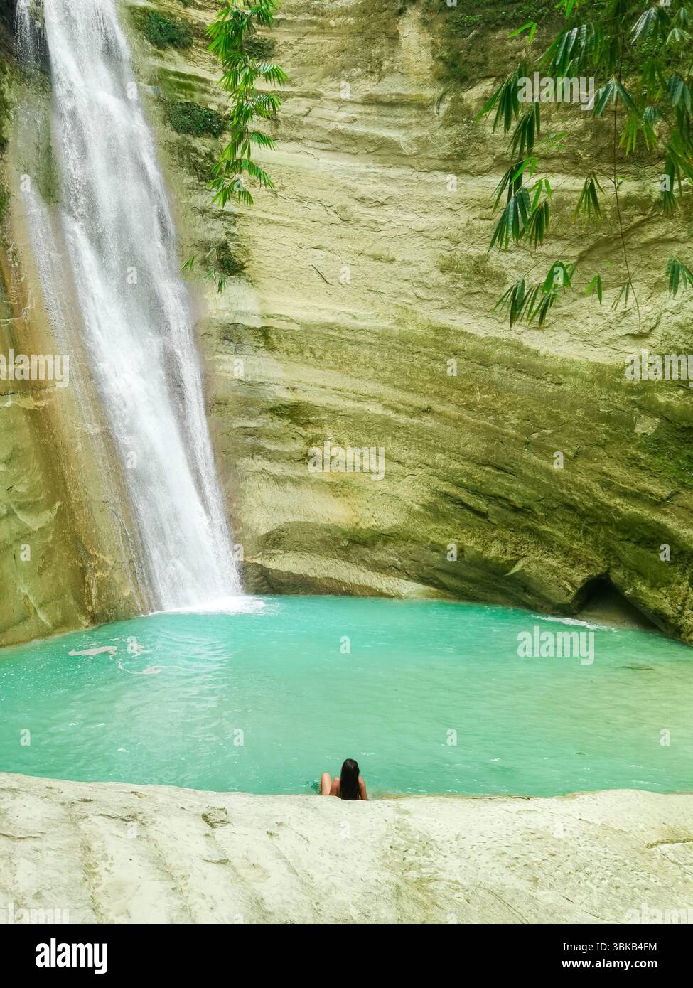 Cascade dans la jungle, canyon turquoise, évasion tropicale - les eaux vibrantes des chutes de Dao cascades à travers les canyons escarpés de la jungle à Cebu, Philippines. A Banque D'Images