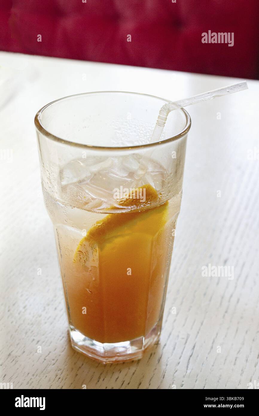 Cocktail avec glace et orange dans un verre, sur la table, dans un café Banque D'Images