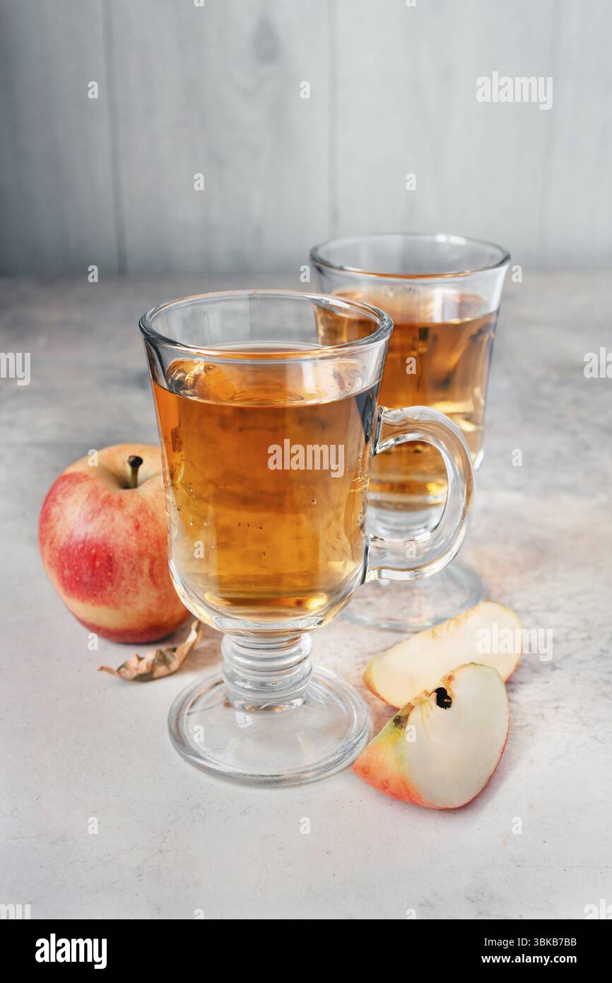 Deux verres de jus de pomme sur la table, style de vie Banque D'Images
