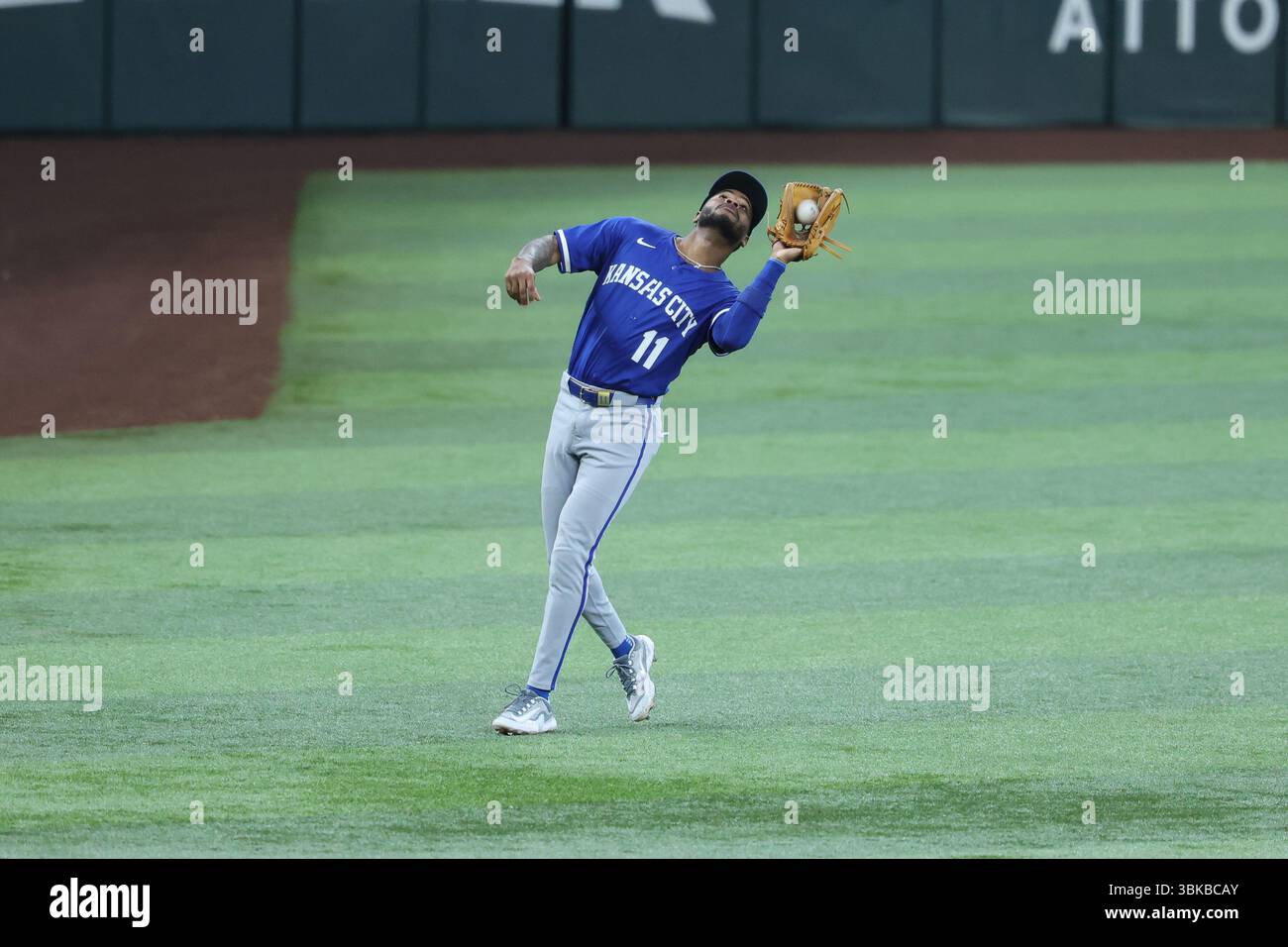 Arlington, Texas, États-Unis. 19 juin 2025. Maikel Garcia (11 ans), troisième joueur de base des Kansas City Royals, joue un fly ball lors d'un match entre les Kansas City Royals et les Texas Rangers au Globe Life Field à Arlington, Texas. Freddie Beckwith/CSM/Alamy Live News Banque D'Images