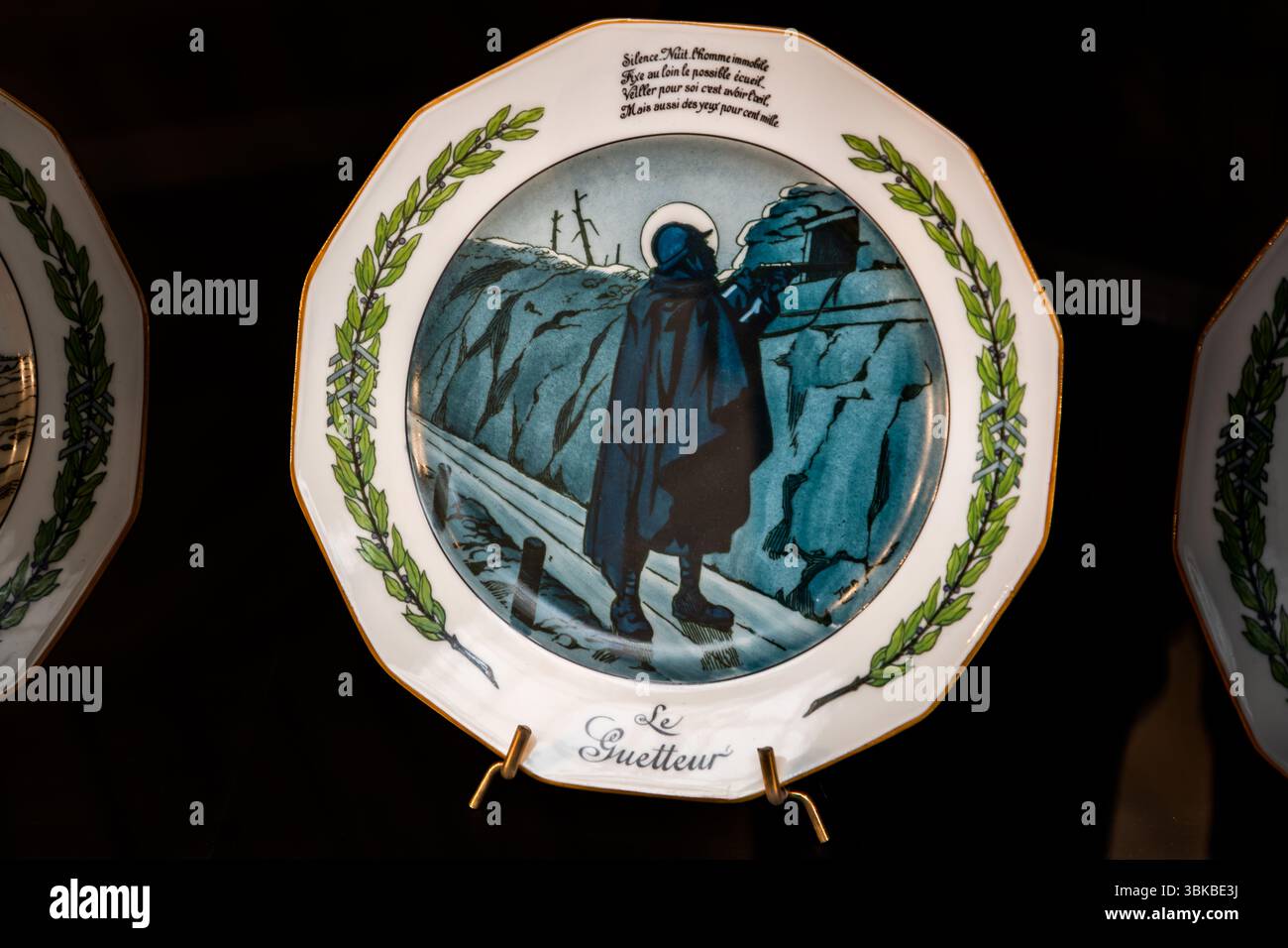 Assiette patriotique antique - Lanternier Limoges 1917 - JOB - première Guerre mondiale assiettes patriotiques en porcelaine aux motifs de la première Guerre mondiale au Musée National Adrien Dubouché à Limoges. Ils ont servi de pièces commémoratives et commémoratives, mais aussi d'outils de propagande pour renforcer les sentiments patriotiques. Ces plaques ont également été très prisées par les collectionneurs et sont maintenant des documents historiques de l'époque avec une valeur artistique et culturelle-historique. Il existe des exemples de fabricants tels que Lanternier & Cie, qui ont conçu des motifs patriotiques vers 1917. Place Winston Churchill, Limoges, Nouvelle-Aquitain Banque D'Images