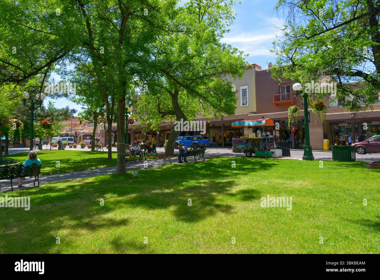 Le Santa Fe Plaza dans le centre-ville de Santa Fe, Nouveau-Mexique dans le style des villes coloniales hispano-américaines traditionnelles. Banque D'Images
