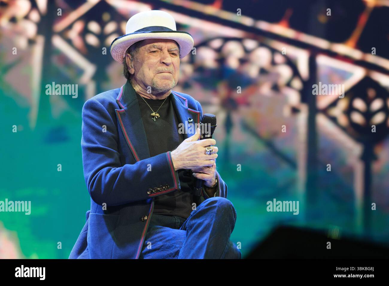 Le chanteur Joaquin Sabina se produit lors d'un concert à la Movistar Arena, le 19 mai 2025 à Madrid, Espagne avec : le chanteur Joaquin Sabina se produit lors d'un concert à la Movistar Arena, le 19 mai 2025 à Madrid, Espagne où : Madrid, Espagne quand : 19 mai 2025 crédit : Oscar Gonzalez/WENN Banque D'Images