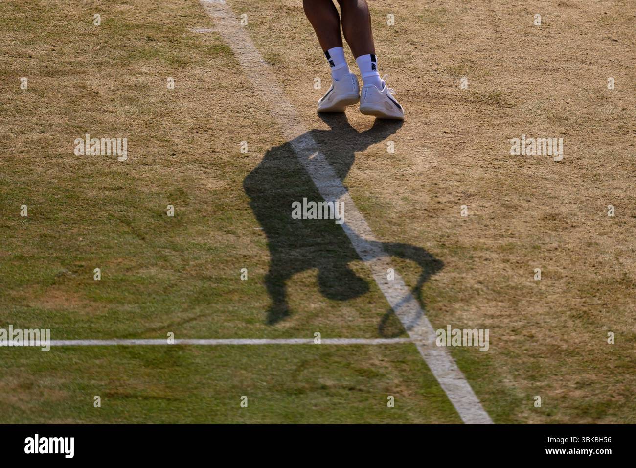 LONDRES, ROYAUME-UNI 19 juin : une ombre de Carlos Alcaraz (ESP) lors de l'ATP 500 le jour 8 des Championnats HSBC 2025 au Queen's Club le jeudi 19 juin 2025 à LONDRES, ROYAUME-UNI. Crédit : Taka Wu/Alamy Live News Banque D'Images